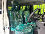 運転席まわりには十分なスペースがあり、大柄な方でもゆったり運転していただける環境です。