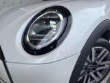 ●LEDヘッドライト:夜間走行時も良好な視界を確保し安心して運転できる高輝度LEDヘッドライトを装備!点灯速度が早く、消費電力も抑えられています。