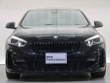【キドニーグリル】BMWの代名詞。一目見ただけでBMWであると認識できる確固たるアイコンとして存在感を放ちます。