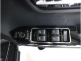運転席には、ドアミラーの開閉および角度調整、集中ドアロック機能、さらには全ウィンドーの開閉操作を可能にするスイッチが一つに集約。運転中でもスムーズかつ効率的に操作でき、安全性と快適性に役立っています。