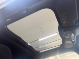 【ガラスルーフ】ガラスルーフ搭載で車内の解放感が一気にアップ!開放的なドライブをお楽しみいただけます。