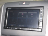 ナビゲーションは純正メモリーナビ(VXM-225Ci)を装着しております。AM、FM、CD、Bluetoothがご使用いただけます。初めて訪れた場所でも安心ですね!