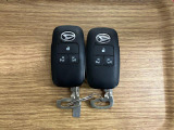 【スマートキー】 スマートキーを携帯していれば、ドアハンドルのボタンを押してロックの解除ができ、パワースライドドアもワンタッチで開閉できます。
