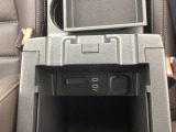タイプCのUSBハブです 運転席コンソール内にあります