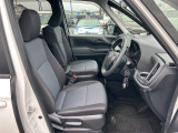女性の方ももちろんですが、運転席側、助手席側の足元スペースが広いので男性の方が運転しても窮屈になりにくいですよ!