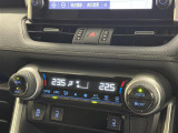 【左右独立オートエアコン】左右独立型、いわゆるデュアルエアコンです。運転席と助手席でそれぞれお好みの温度を設定可能です。