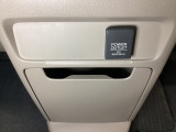 アクセサリーソケットはUSBのアダプターなどをつければ、スマホの充電にも使えます。周辺には物が置けるボックスがついています。