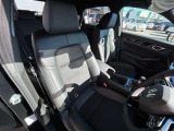 運転席の画像です。十分なスペースがあり、ゆったりした状態で運転していただけます♪