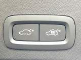 【パワートランクリッド】スマートキーや運転席のボタンを押すだけでトランクが自動で開閉します!荷物を持っている時や、天気の悪い時にトランクを閉める際に便利な機能です。