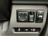 電動格納式ドアミラーです。駐車時や狭い道でのすれ違いなどスイッチひとつで格納できます。