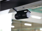 ◆車内カメラ◆前方・後方はもちろん、車内向きのカメラでも記録。左右をワイドに撮ることができ、幅寄せや側面衝突、威圧的なドライバーの危険行為など、クルマ周囲のトラブルもしっかり記録できます。
