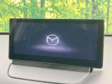 【10.25インチマツダコネクト】車内の雰囲気にマッチした大型ディスプレイ。スマホ接続でのナビ使用やBluetooth再生等、様々な機能が楽しめます。直感的なダイヤル操作が可能で、使い勝手も良好です。