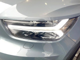 【LEDヘッドライト】明るく眩しいハイビームを先行車や対向車に照射しないオートハイビームを備えたLEDヘッドライト。北欧神話に登場するトールハンマーをモチーフにした、一目でボルボとわかるデザイン。