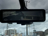 スマートルームミラーも付いています。後方ピラーや荷物、後席に同乗している方や曇りなど視界が遮られた場合でも後方カメラからの映像で安全確認をすることができます。