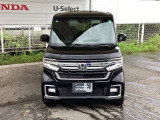狭い駐車場でも、スライドドアならチャイルドシートへのお子さまの乗降や荷物の積載もスムーズ。とても便利な【両側電動スライドドア】ドアハンドを少し引くだけでリアドアが自動開閉します。