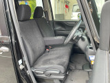 ひじ掛けのついたベンチシートタイプの運転席です。