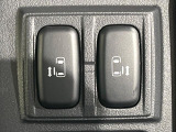 【両側パワースライドドア】スマートキーや運転席のスイッチで後席両側スライドドアの開閉が可能♪電動だから力を入れてドアを開ける必要が無く、小さなお子様でも簡単に開け閉めでき快適です♪