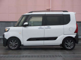 純正アルミで全体的にデザインがまとまっています。車も人も、オシャレはまずは足元からですね。