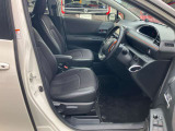 ゆったり座り心地の良い運転席シート、状態も良好です!!!アームレストも付いています。シートカバー装着しています。