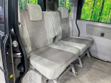 広々とした2列目シートは居住性が高く、居心地も快適!友達や家族とのお出かけにぴったりです。ベビーシートやチャイルドシート使用時も快適にお過ごしいただける十分な空間を確保しています。