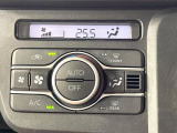 【オートエアコン】一度お好みの温度に設定すれば、車内の温度を検知し風量や温度を自動で調整。暑い&hellip;寒い&hellip;と何度もスイッチ操作をする必要はありません。快適な車内空間には必須の機能ですね♪