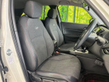 運転席まわりには十分なスペースがあり、大柄な方でもゆったり運転していただける環境です。