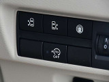 運転席の右側にはアイドリングストップ、ハンズフリーオートスライドドア等のスイッチがあります。