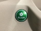 ECON モードをON にするとアクセルペダルの動きに対するエンジンの反応とエアコンの制御を切り換えることで、燃費のいい運転をするドライバーがペダルを踏んだ時と同じようにエンジンを制御します。