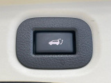 【パワーバックドア】スマートキーや運転席のボタンを押すだけでリアゲートが自動で開閉します!荷物を持っている時や、高い位置にあるバックドアを閉める際に便利な機能です♪
