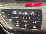 【オートエアコン】一度お好みの温度に設定すれば、車内の温度を検知し風量や温度を自動で調整。暑い&hellip;寒い&hellip;と何度もスイッチ操作をする必要はありません。快適な車内空間には必須の機能ですね♪