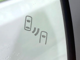 【ブラインドスポットモニター】走行中、ドアミラーの死角になりやすい箇所に後続車が接近するとサイドミラーのレンズに警告を表示!ドライバーに注意喚起をしてくれます。