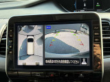 真上から見下ろすような映像で、車庫入れや縦列駐車時に、自車と駐車位置の関係をひと目で確認でき、スムースな駐車をサポート。動く物を検知してお知らせすることで、発進時の安全確認もサポートします。