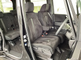 【ベンチシート】運転席と助手席の移動もスムーズ!狭い駐車場での乗り降りや、お子様の乗り降りにも便利です。座席の間にコンソールボックスやドリンクホルダーがないため、車内空間が広く感じます。