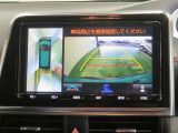 パノラミックビューモニター搭載。カメラで車両周囲の状況を映し出すため、狭い場所での駐車などに役立ちます。