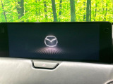 【12.3インチマツダコネクト】車内の雰囲気にマッチした大型ディスプレイ。スマホ接続でのナビ使用やBluetooth再生等、様々な機能が楽しめます。直感的なダイヤル操作が可能で、使い勝手も良好です。