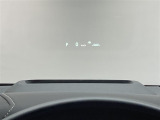 フロントガラスに情報投影するHUD付き。視線移動を最小限に、安全運転を支援します。