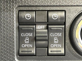 【両側パワースライドドア】スマートキーや運転席のスイッチで後席両側スライドドアの開閉が可能♪電動だから力を入れてドアを開ける必要が無く、小さなお子様でも簡単に開け閉めでき快適です♪