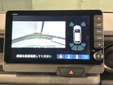 リバースギアに入れるだけで後方の表示へ切り替わります。夜間や雨の日の駐車も楽になりますよ。