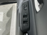 狭い駐車場で便利な電動格納ドアミラーが付いています。