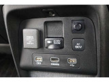 車載バッテリーからのDC電源を、AC100Vに変換して家電製品を車内で使えるようにしたコンセント付き電圧変換器付きです!!