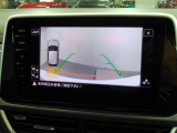 ギアをリバースに入れると車両後方の映像を映し出します。画面にはガイドラインが表示され、車庫入れや縦列駐車などの際に安全確認をサポートします。