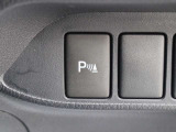 超音波センサーを利用して、車両前方や車両後方の障害物を検知。障害物との距離と接近部位の位置をマルチインフォメーションディスプレイに表示し、同時に音声とブザーでドライバーに注意を促します。