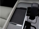 対応機種のスマートフォンを、トンネルコンソールの下のラバープレートに置いておくだけで充電可能。センターディスプレイの機能ビューを使用して、充電プレートのオンとオフを切り替えることができます。