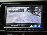 バックカメラの画像です。ガイドラインがスムースな車庫入れをサポートいたします。車庫入れの安心感がアップしますね。