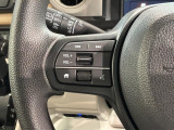 ステアリングにオーディオ操作スイッチが付いています。オーディオ画面に直接タッチしなくても操作が出来ますので、運転に集中できます。