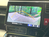 【バックカメラ】駐車時に後方がリアルタイム映像で確認できます。大型商業施設や立体駐車場での駐車時や、夜間のバック時に大活躍!運転スキルに関わらず、今や必須となった装備のひとつです!