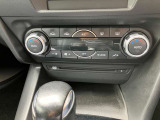 車内快適オートエアコン。大きなダイヤル式で操作性も良好です