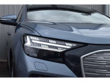 マトリクスLEDヘッドライト搭載!ロービーム用のLEDライトとひとつのユニットに多数のLEDが組み込まれたヘッドライトです。対向車や先行車を検知すると、その部分だけハイビームのLEDを消灯または減光させます。
