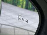 【ブラインドスポットモニター】走行中、ドアミラーの死角になりやすい箇所に後続車が接近するとサイドミラーのレンズに警告を表示!ドライバーに注意喚起をしてくれます。