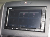 ナビゲーションは純正メモリーナビ(VXM-225Ci)を装着しております。AM、FM、CD、Bluetoothがご使用いただけます。初めて訪れた場所でも安心ですね!